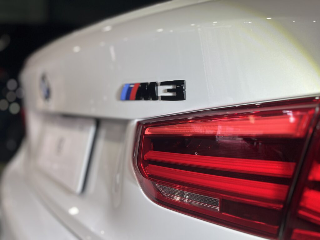 コーティング施工後のBMW、M3のトランクのエンブレム