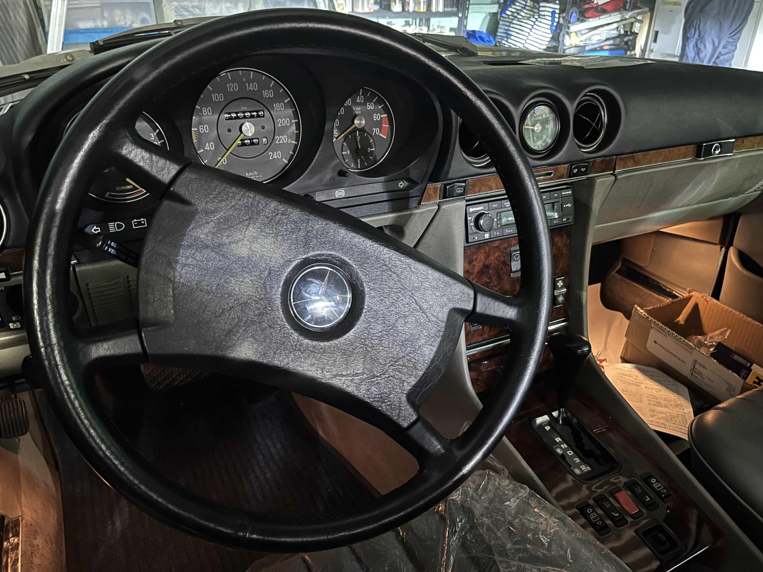 経年で劣化した車のダッシュボードとステアリングまわり