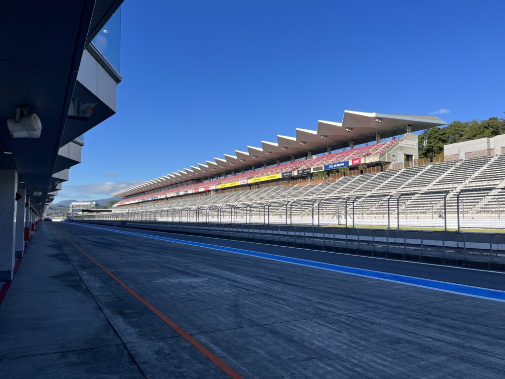 サーキットのストレート