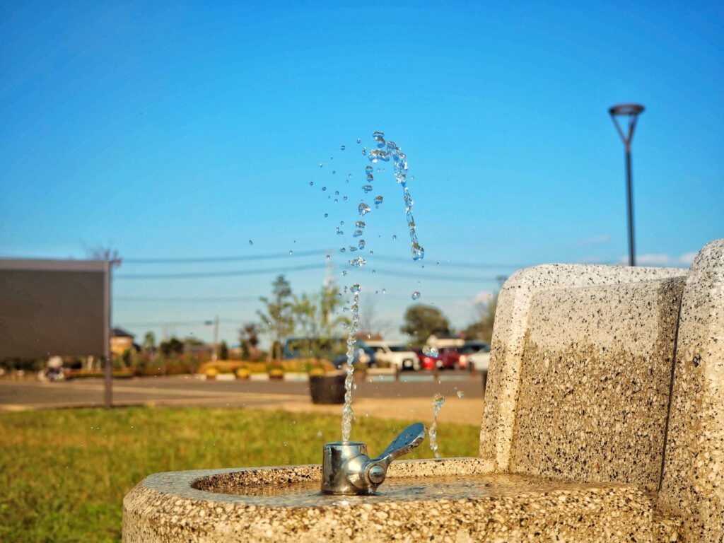 屋外の水栓から出る水