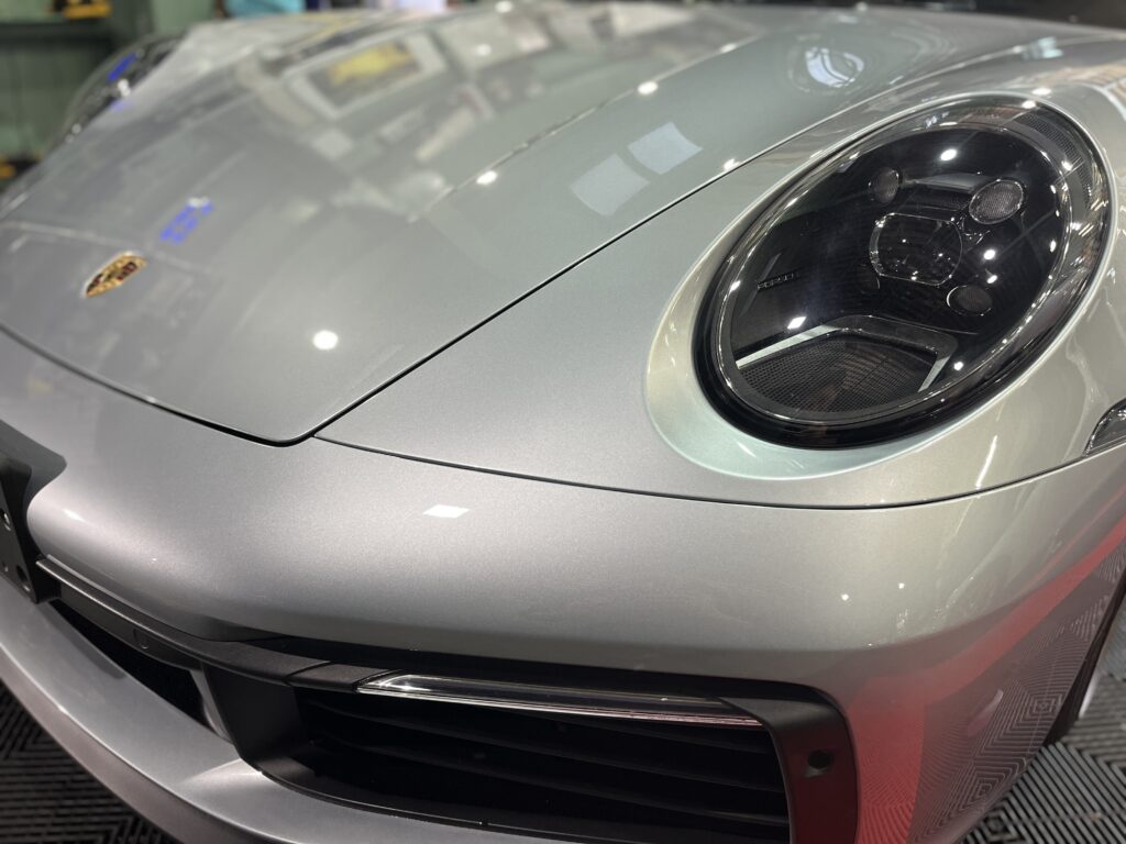 シルバーのポルシェ 911