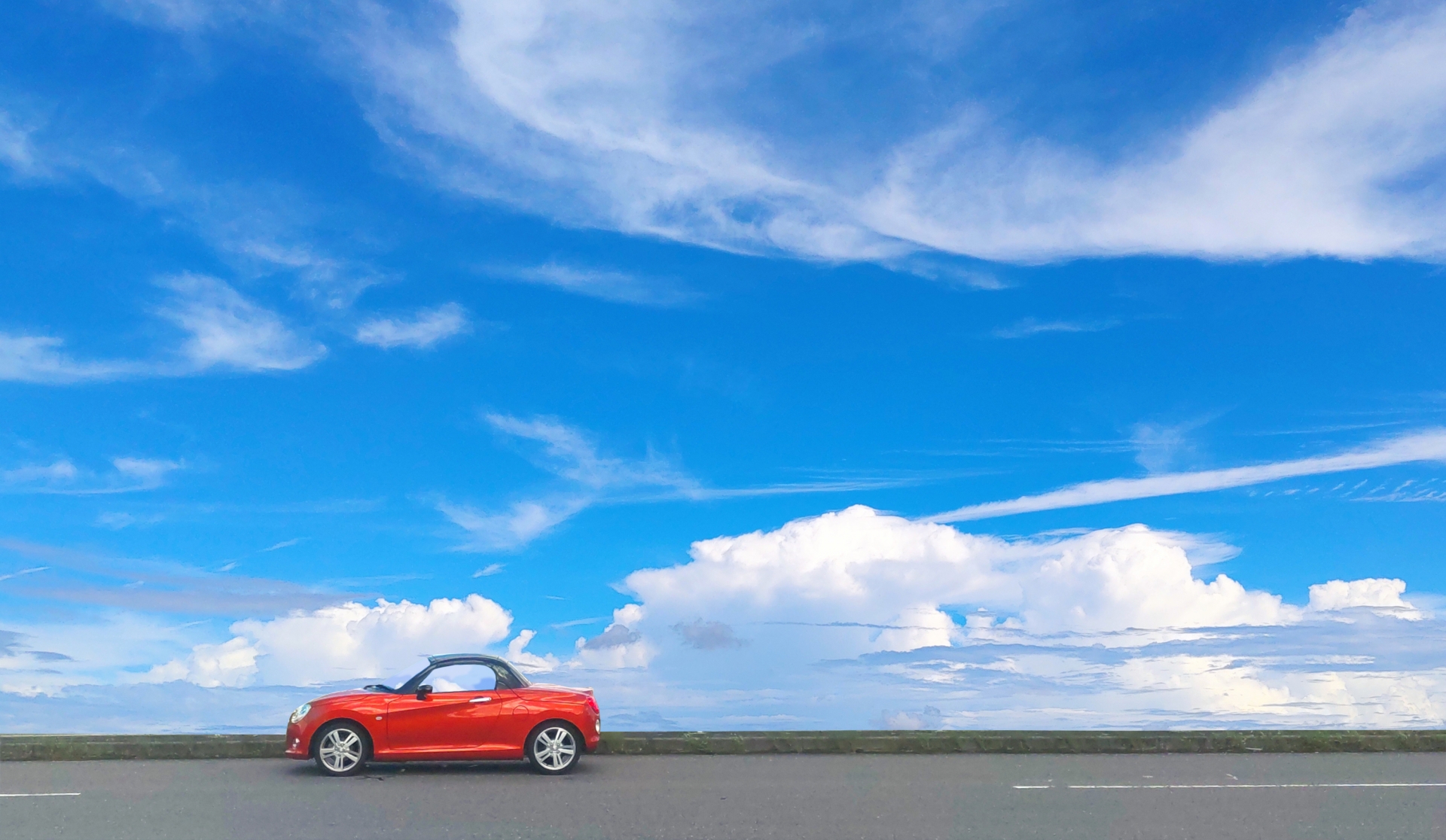青空と車