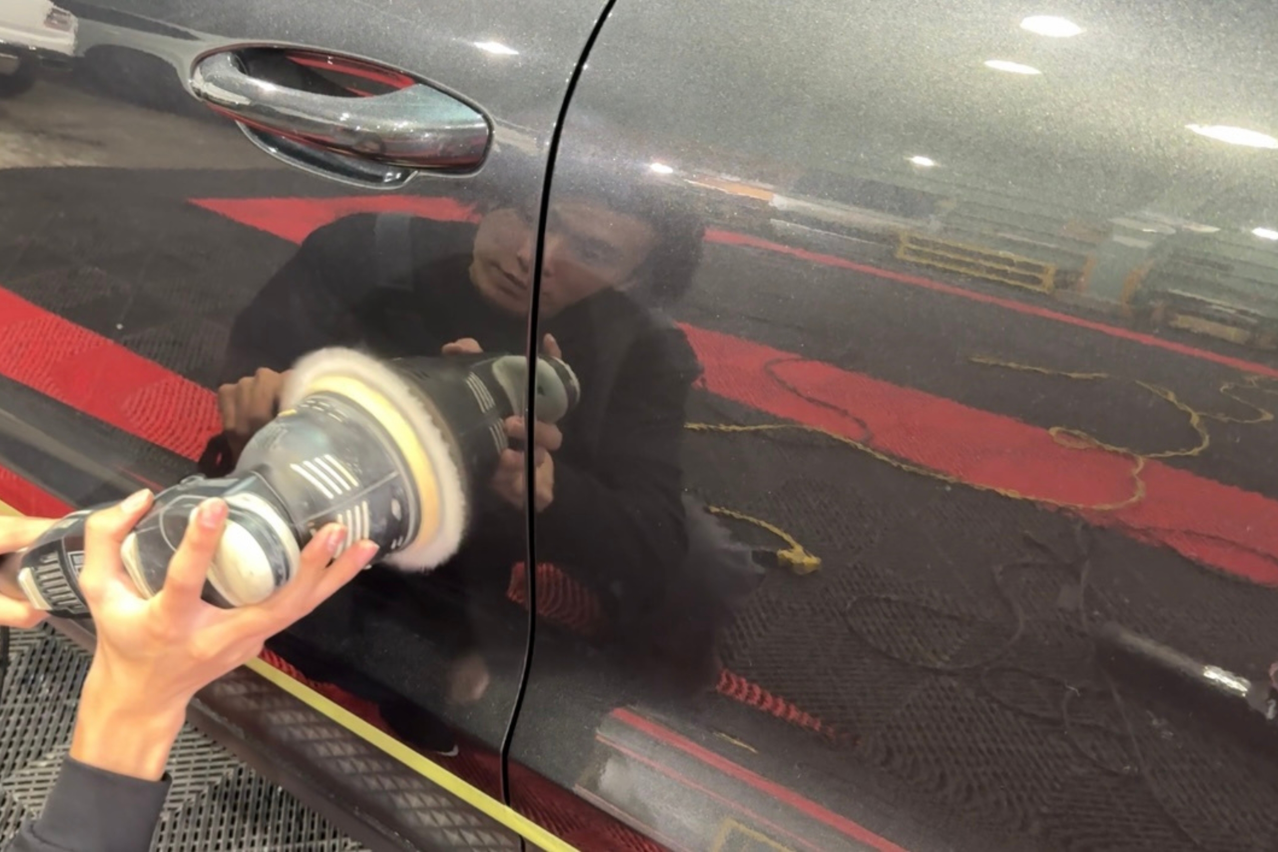 アルファの熟練職人によるコーティング前の徹底的な磨き作業風景。