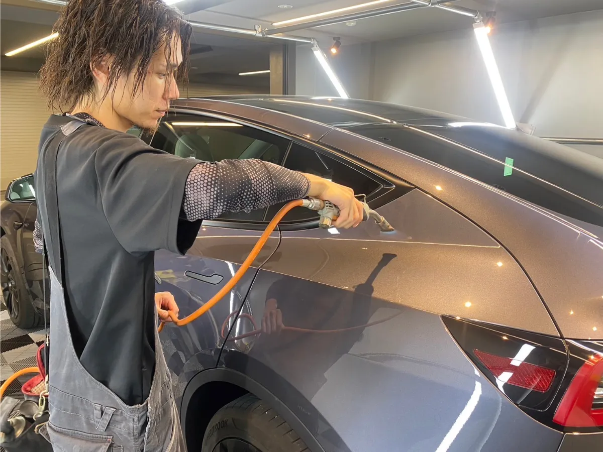 テスラ モデルYのガラスに温風機を当てている様子