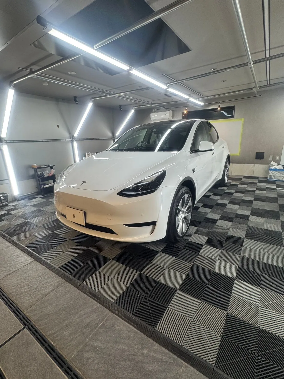 施工を終えた白いテスラ モデルYの後ろ姿