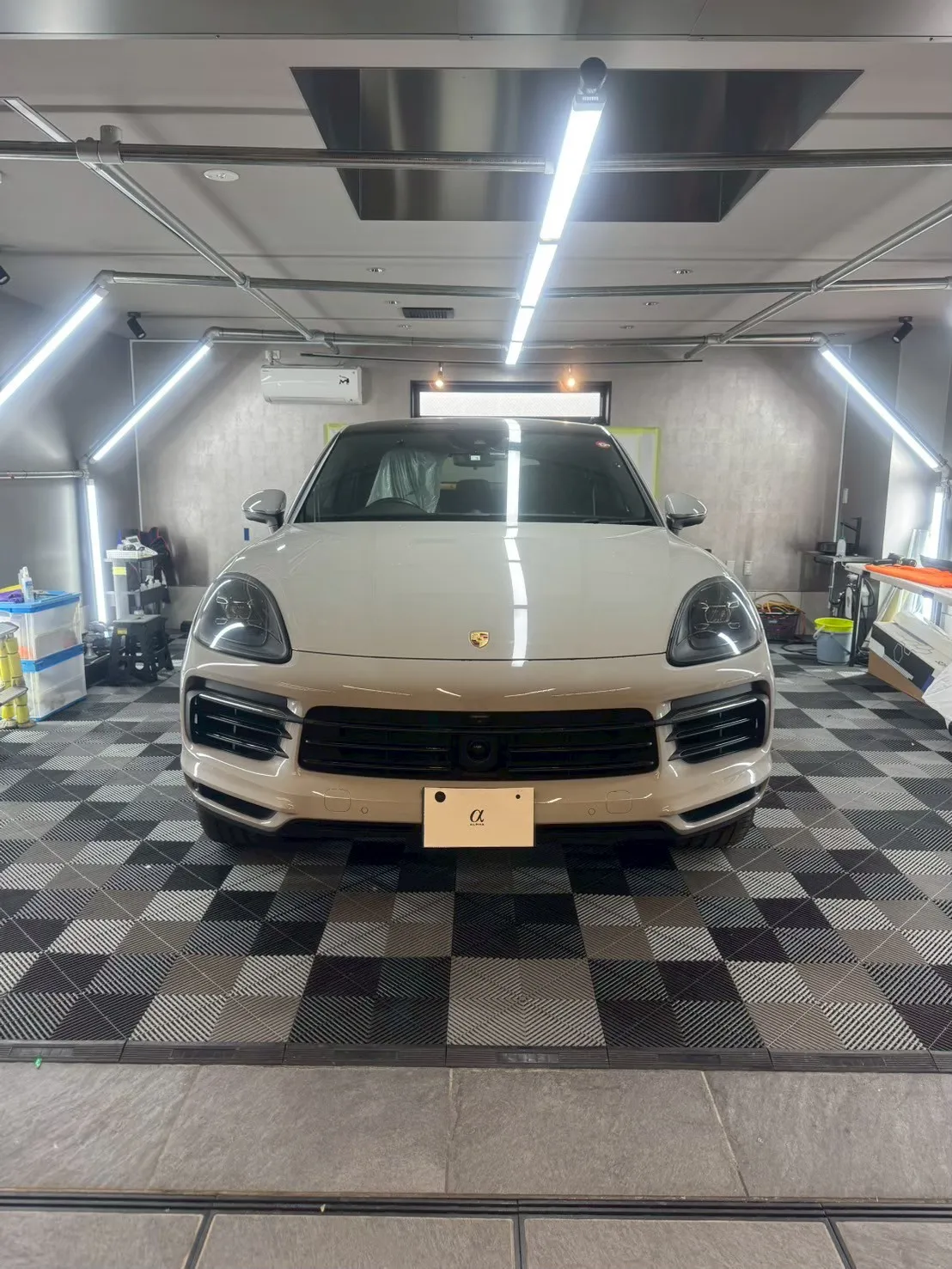 施工ブースに置かれた車両