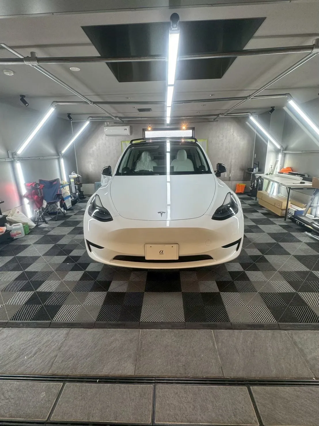 アルファのブースに入庫した白いテスラ モデルY