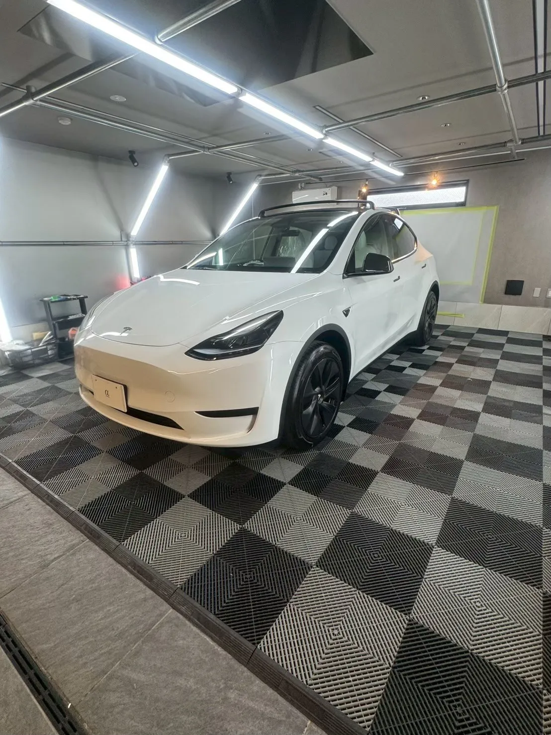 施工を終えたテスラ モデルYの側面