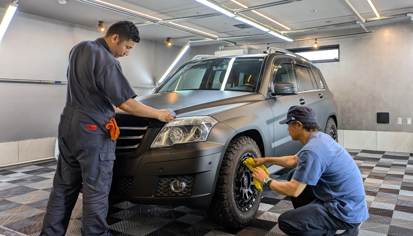 マット仕上げの車両を拭き上げているスタッフ