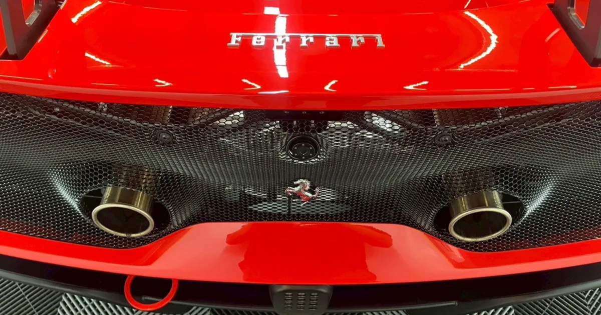 コーティングの完全硬化が生み出すフェラーリの深い艶