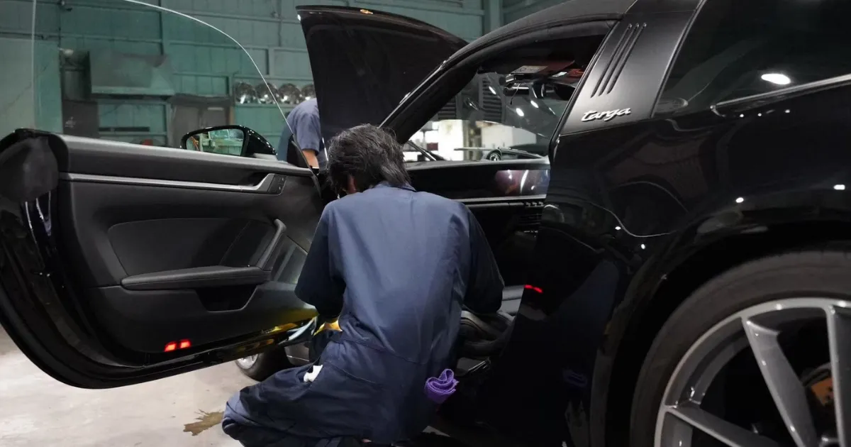 アルファの職人が運転席まわりを施工している様子