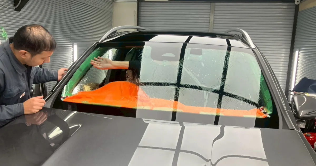 メルセデス・ベンツ GLB 断熱フィルムの精密貼り込み作業