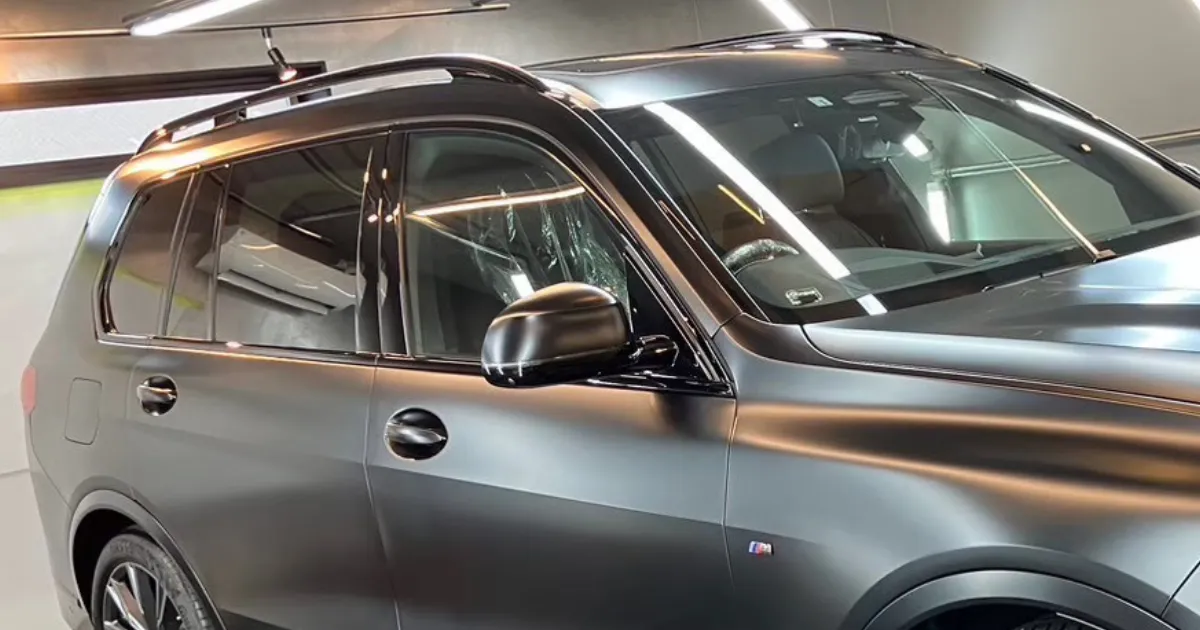 サイドミラーへのプロテクションフィルム施工風景