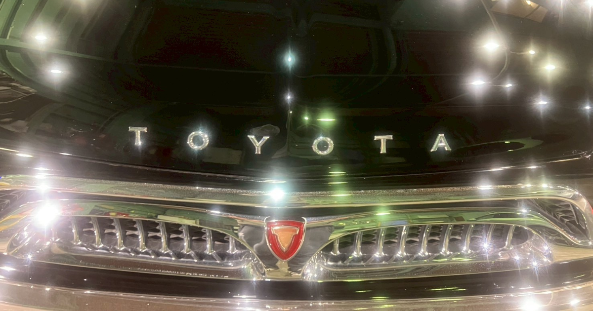 トヨタ オリジン ガラスコーティング施工完了 リアビューの鏡面光沢