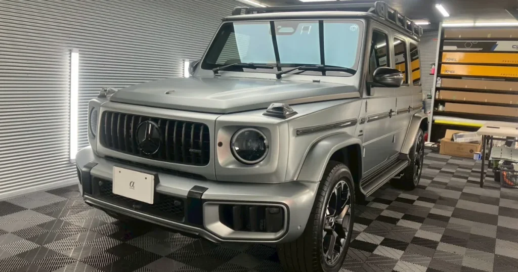 マットな質感を維持したメルセデス・ベンツ G63 フロント斜めの仕上がりの説明