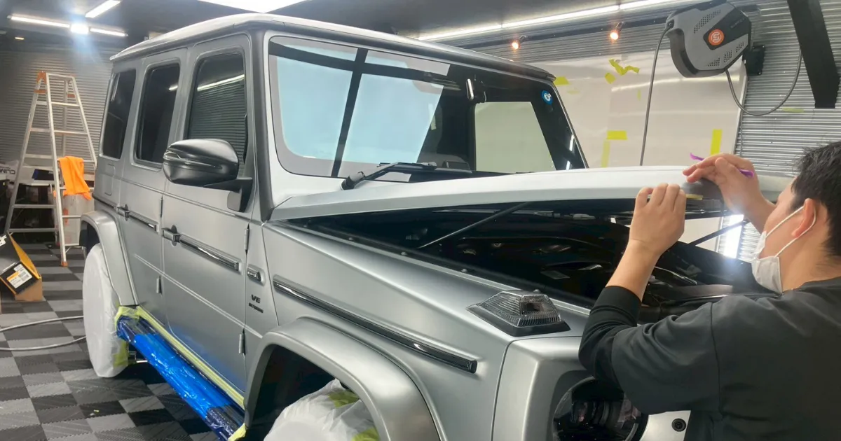 メルセデス・ベンツ G63 ボンネットへのマット専用フィルム貼り込み作業