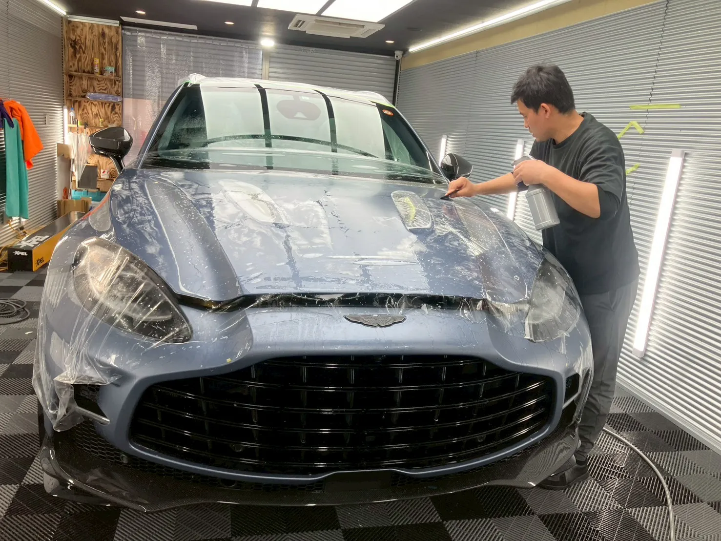 アストンマーティン DBX707の複雑なフロントグリル周辺へのプロテクションフィルム貼り込み作業