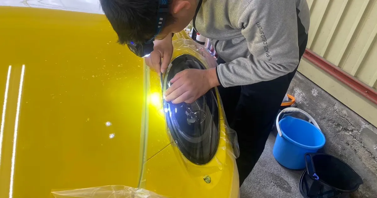 塗装を磨く作業