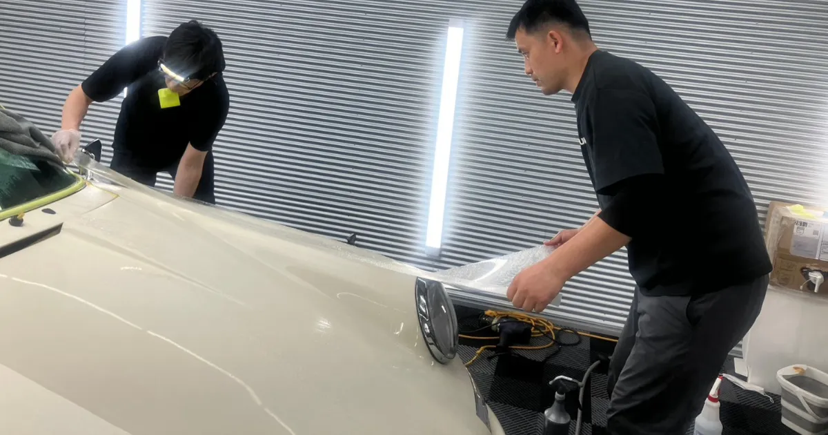 964特有のフェンダー形状への精密なPPF密着工程を解説