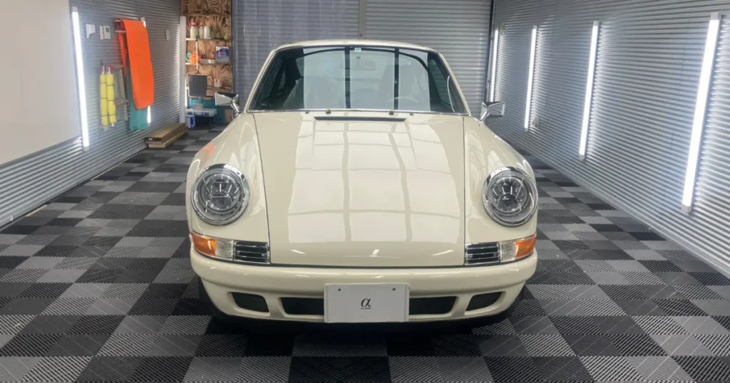 施工後の964フロントビューと鏡面のような光沢を解説