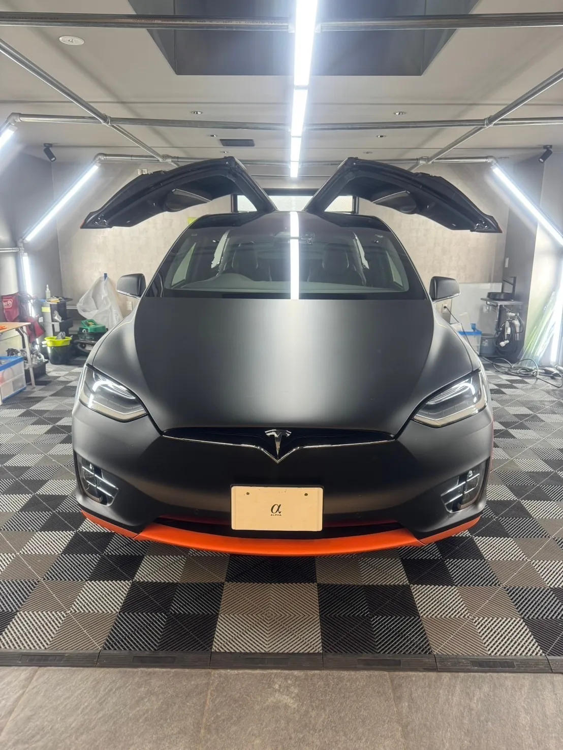 ファルコンウィングドアを開けたテスラ モデルXへのステルスPPF（マット化）施工事例。上品なサテン質感を表現