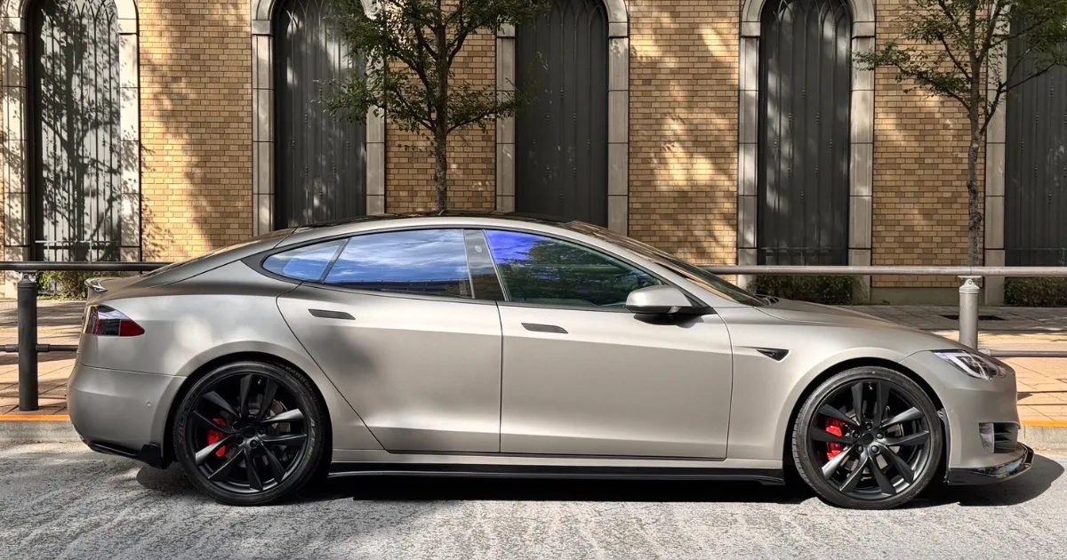 サテンマットブラックPPFで仕上げられたテスラ モデルXのスタイリング