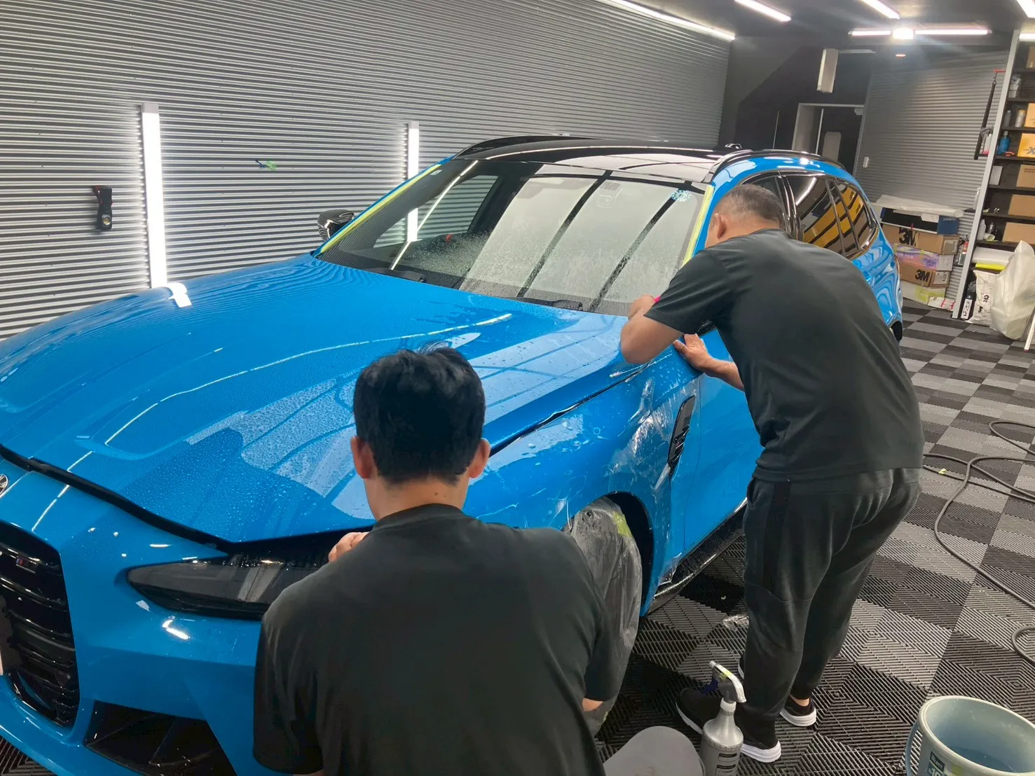 フロントフェンダーの密着確認作業