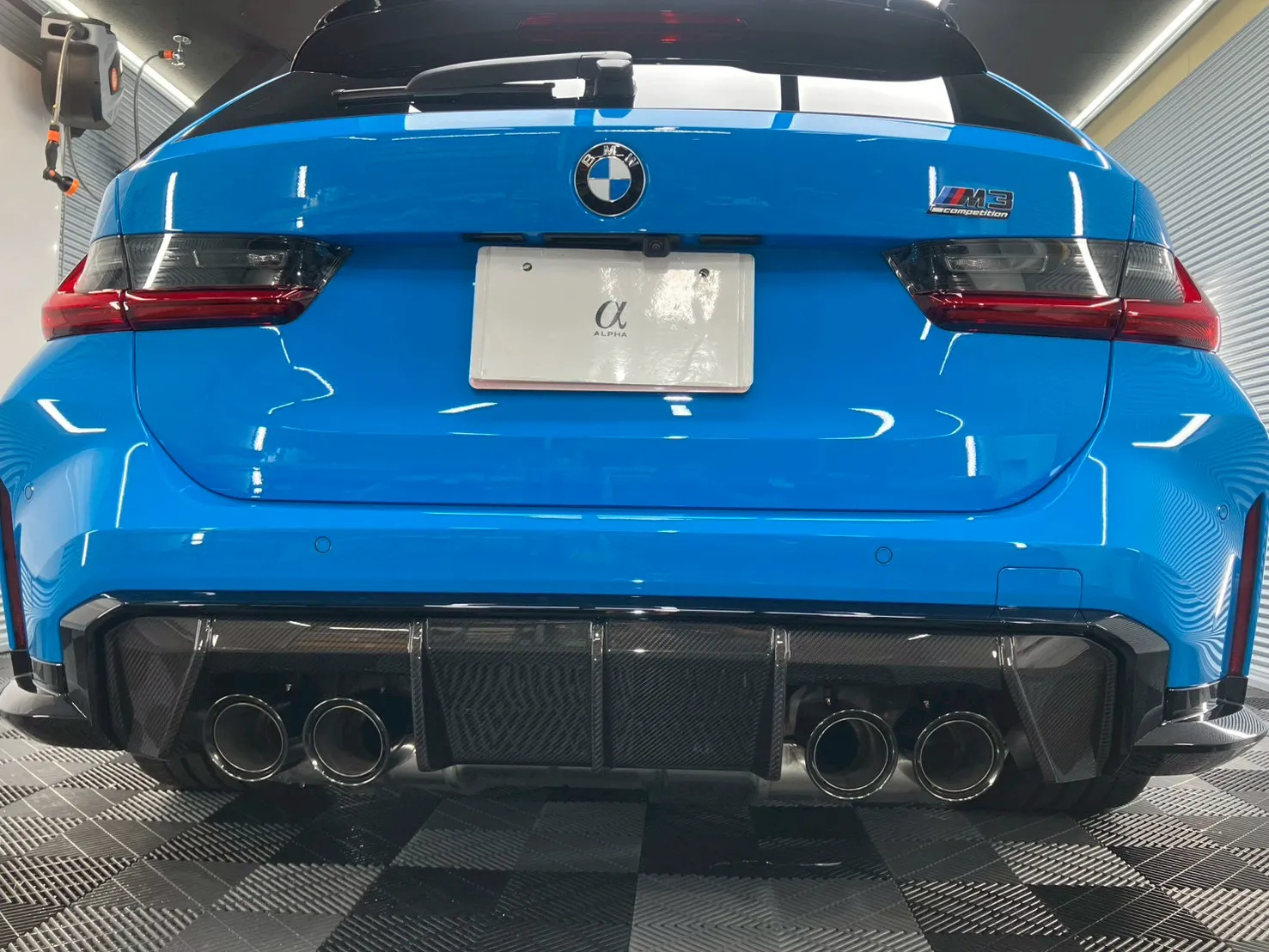 施工後のBMW M3 Competitionリアバンパーとディフューザー