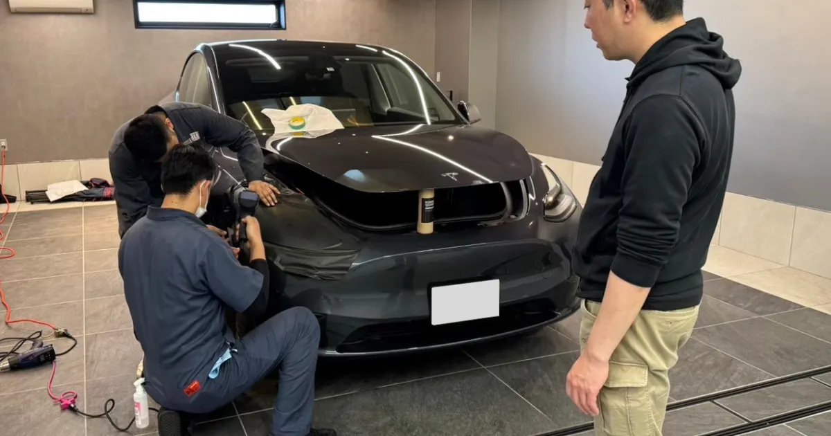 テスラ・モデルYのフロントバンパーにできた、高速道路での飛び石によるリアルな塗装剥がれ・キズの被害事例