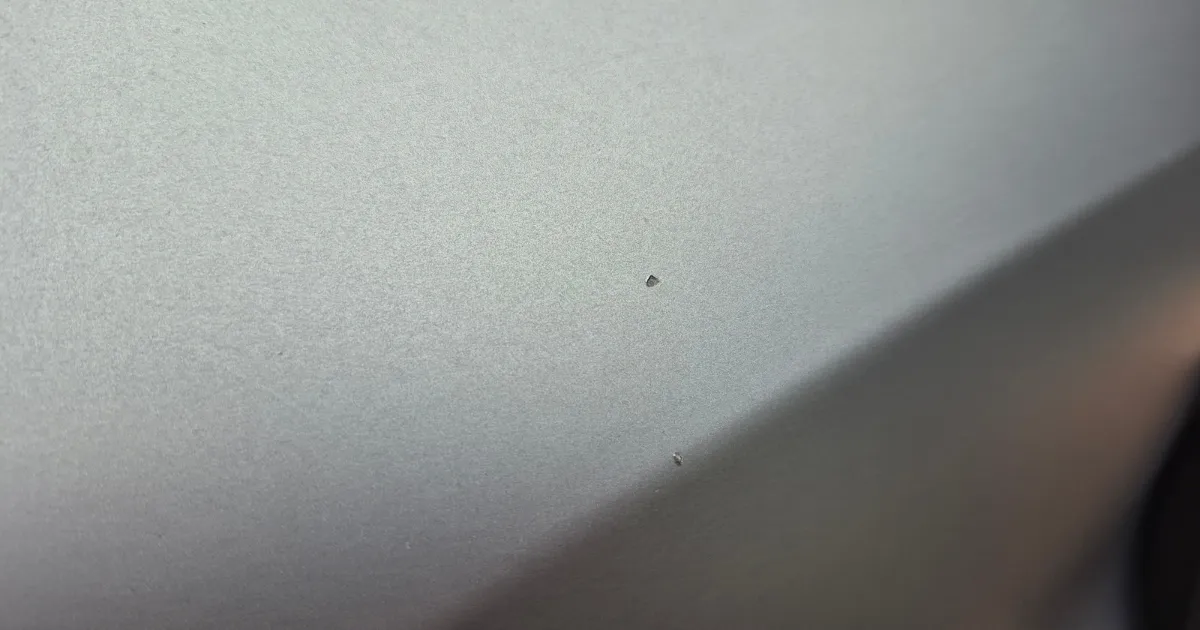 マット調のボディ面に付いた小さな欠け