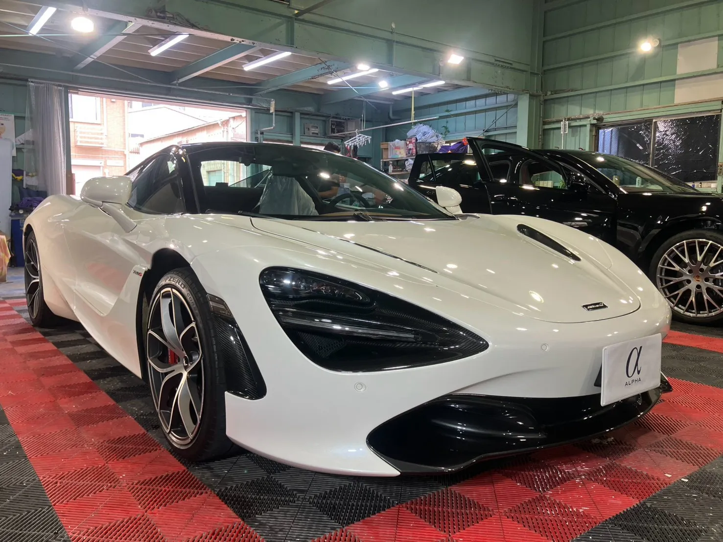 古いフロントPPFを剥がした後の白いマクラーレン720S 正面斜め