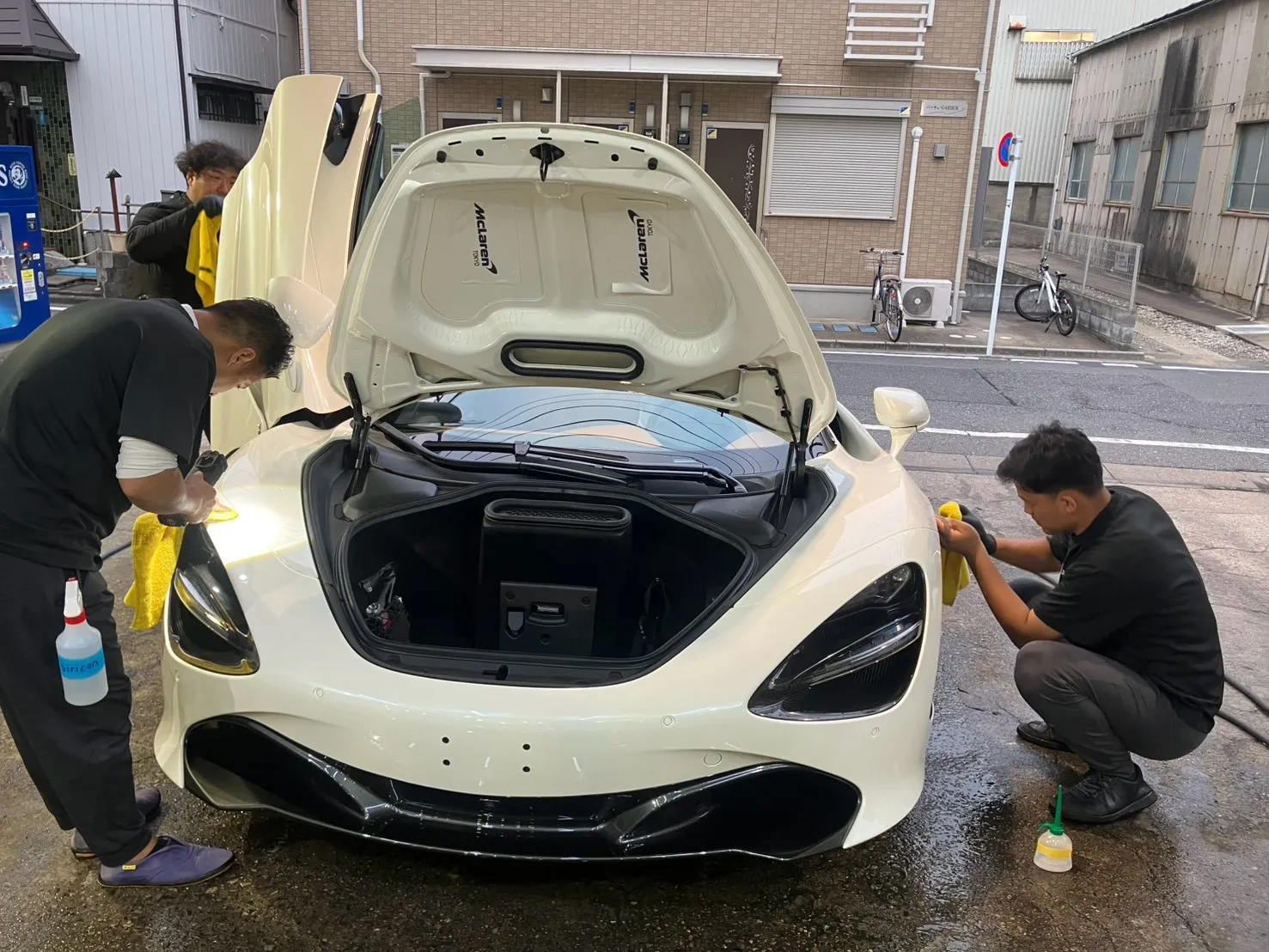 フロントフード：開けて、巻き込んだ縁から剥がす