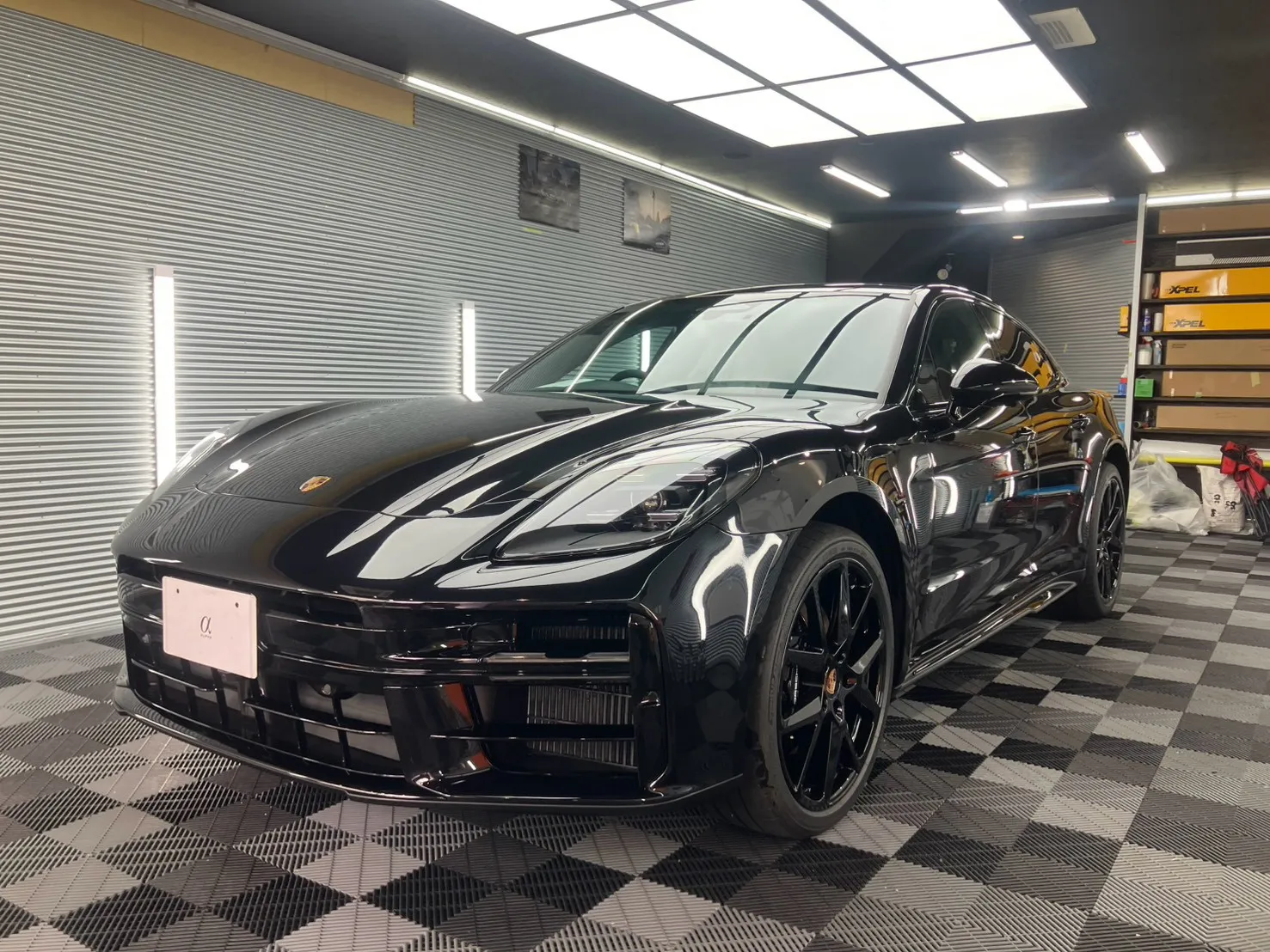 XPEL ULTIMATE PLUSをフロントに施工した黒いポルシェ パナメーラ 正面斜め