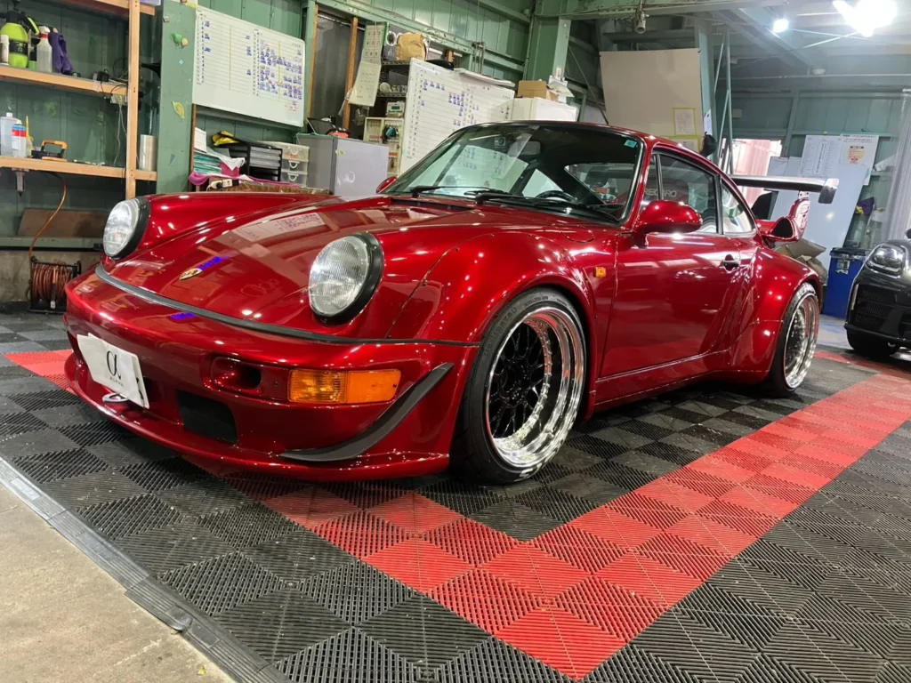 ストーンガードフィルムを施工した赤いポルシェ911（964）ワイドボディ 正面斜め